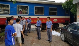 Hà Nội: Đi bộ qua đường sắt, người phụ nữ bị đâm tử vong